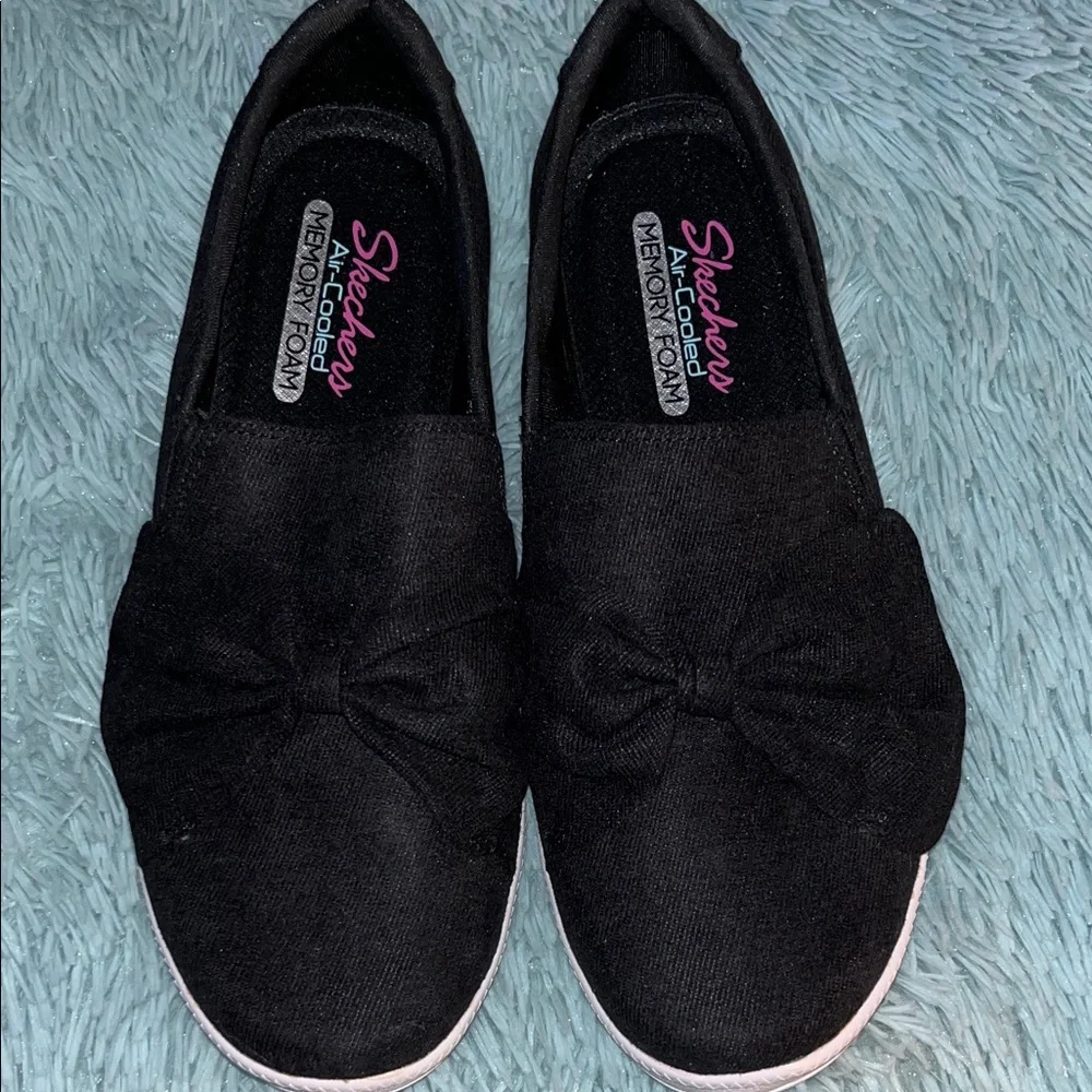SKETCHERS NWT 8.5 BLACK TRENDY BOW SLIP ON DESIGN - Picture 1 of 6